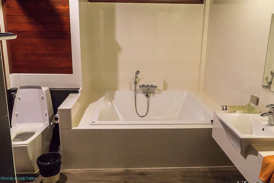 A huge bathroom and there is still a separate shower