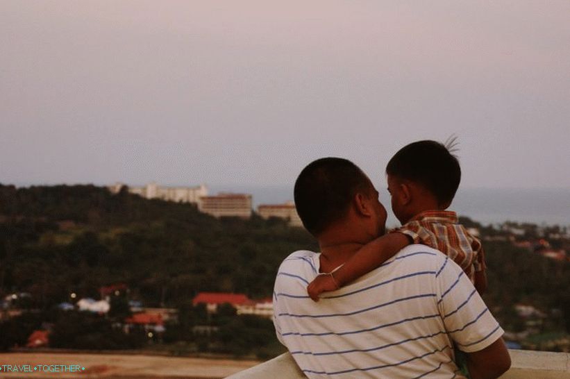 Local people, family, came at 6 am to meet the sun. Except for them, it was just us. It struck me that the locals know how to admire the beautiful.