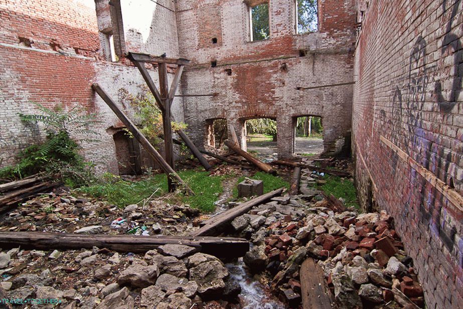 Inside the ruins of Paramonovsky warehouses