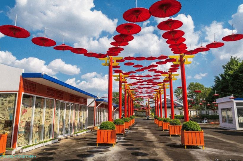 Still not working souvenir shops and a place for a cafe