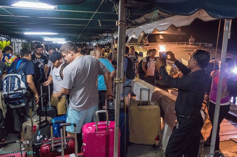 The whole crowd amicably and joyfully selected from the catamaran to the coast of Samui