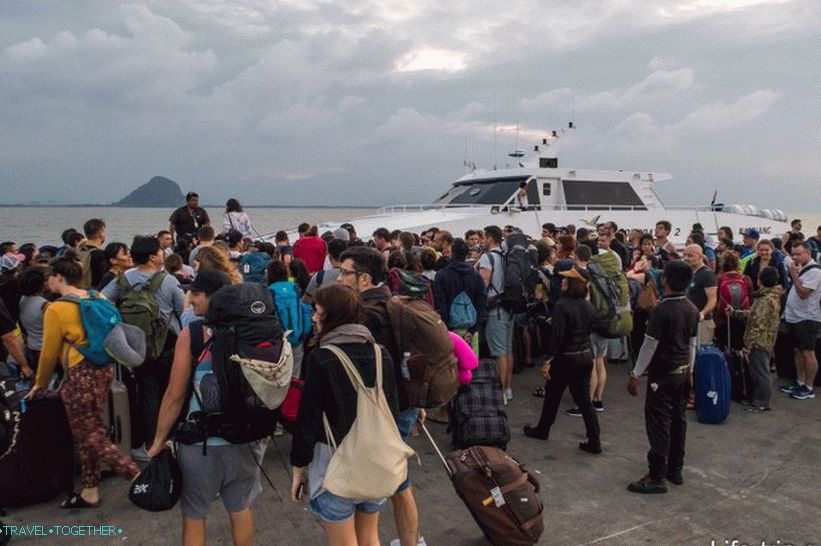 Then the whole crowd gathered at the catamaran Lompray