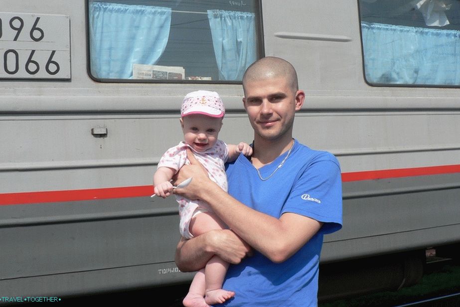 Walk during the train stop, six months daughter