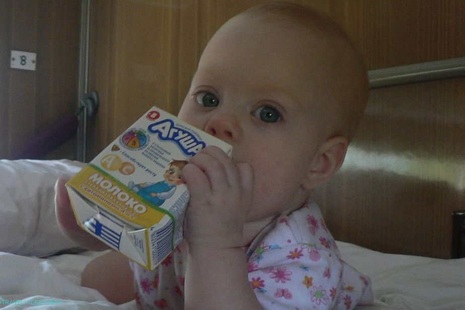 Snack on the upper compartment shelf