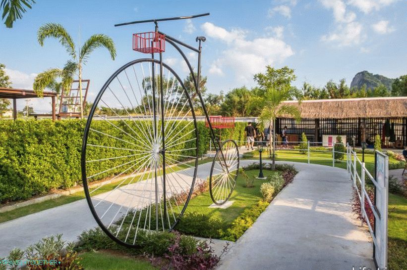 Inverted House in Pattaya - an attraction for children and selfimanov