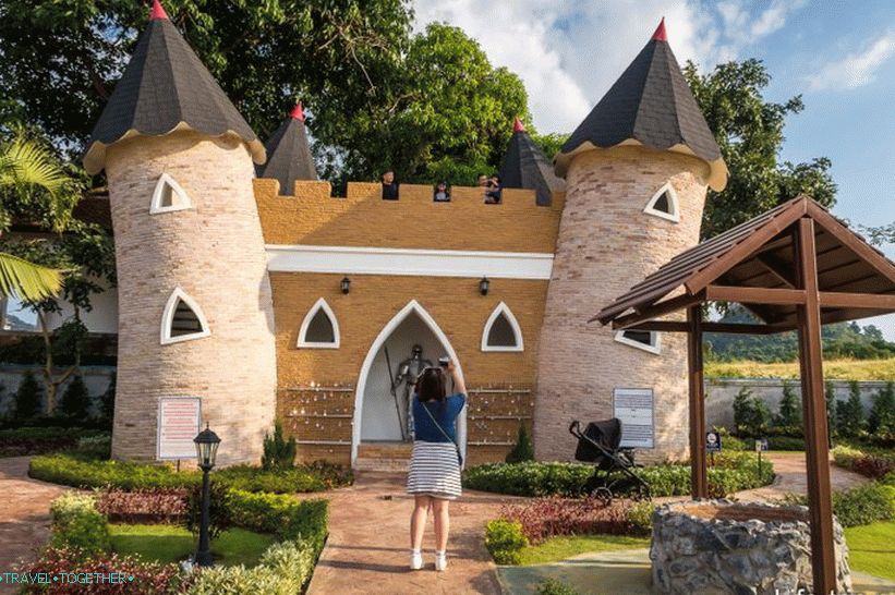 Small lock with locks at the entrance