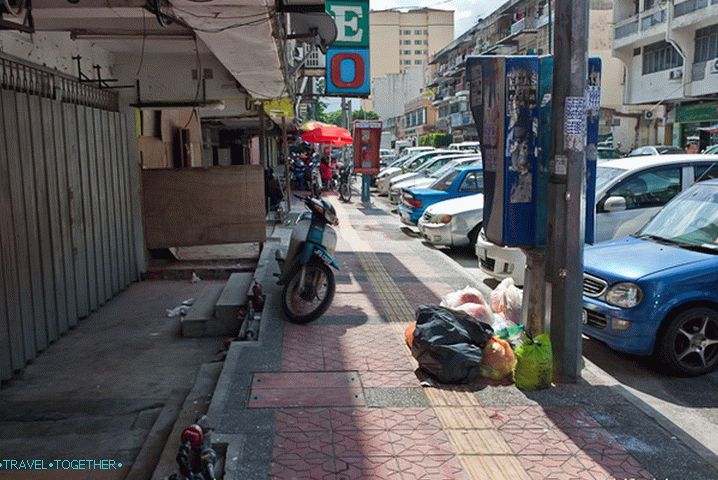 Sometimes sidewalks are made like in Thailand