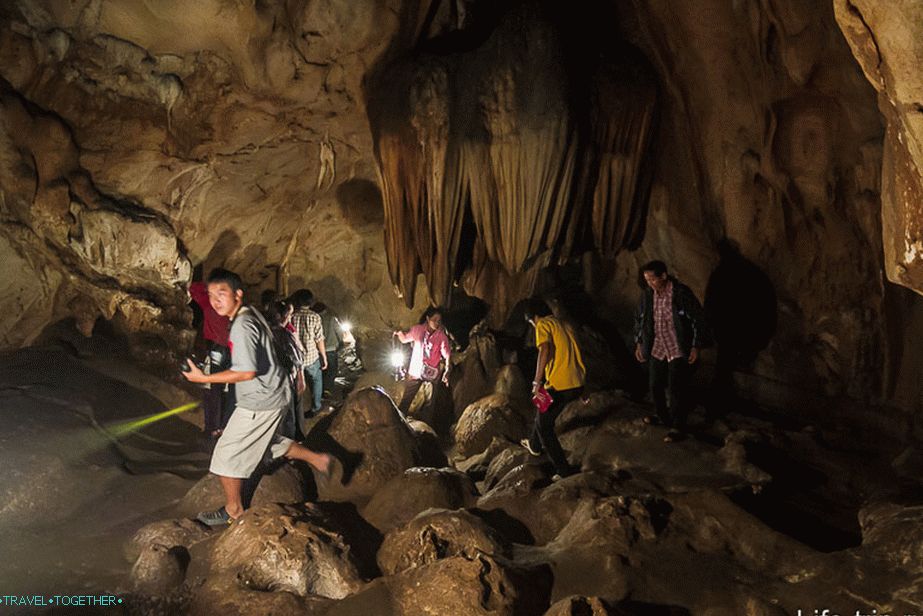 We meet on the road a group of other tourists