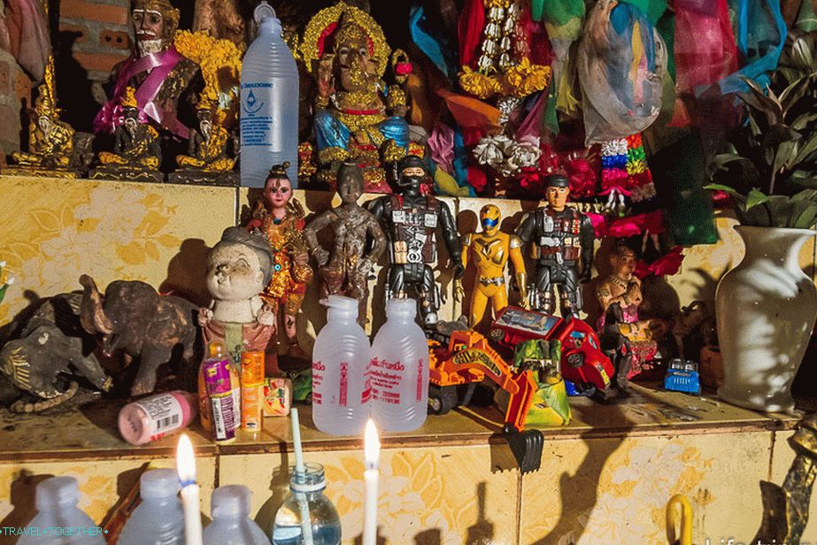 At the end of the way, an altar filled with toys
