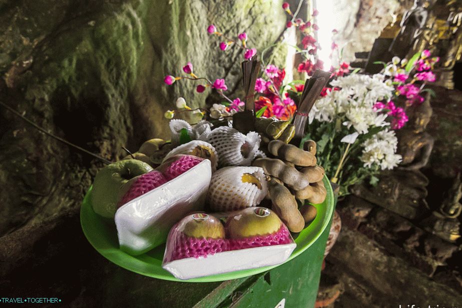 Gifts to the Buddha from the visitors