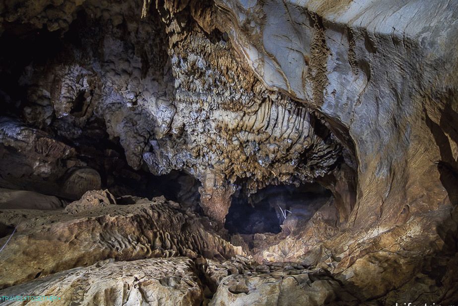 Long shutter speed on a camera and a flashlight