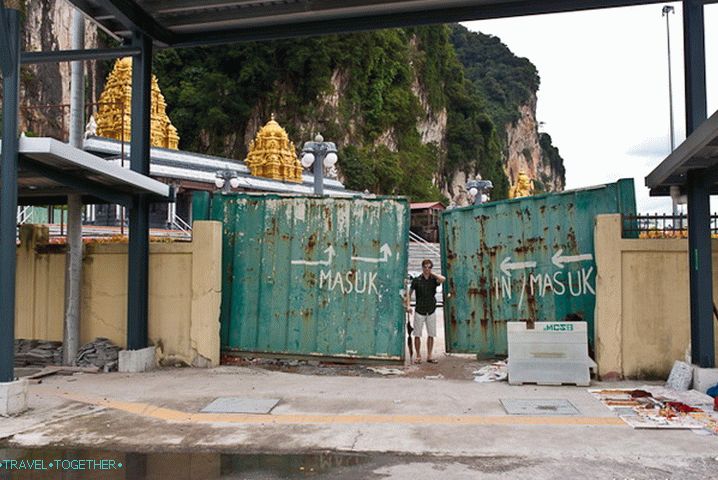 An inconspicuous entrance to the territory of the Batu Caves