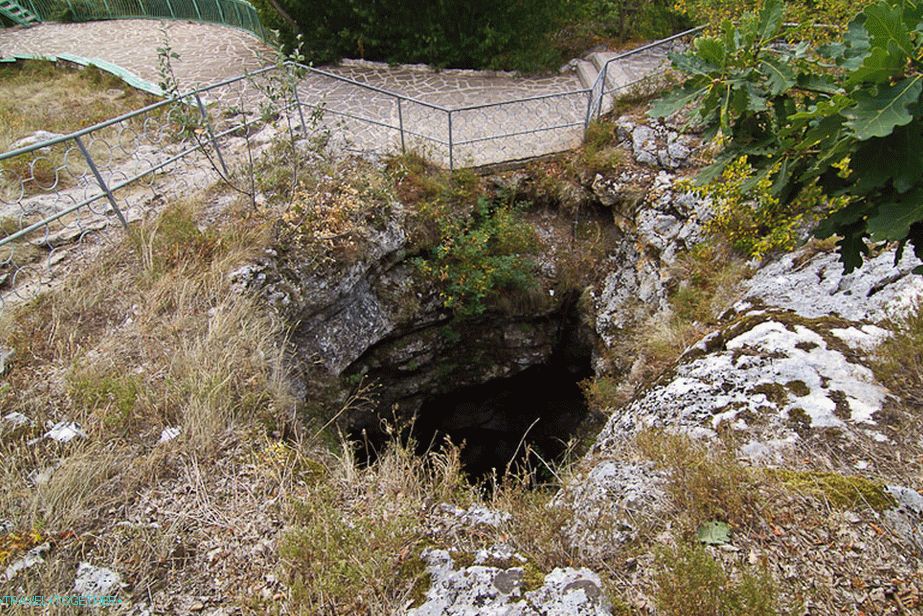 Natural entrance to the cave of Emine Bair Khosar