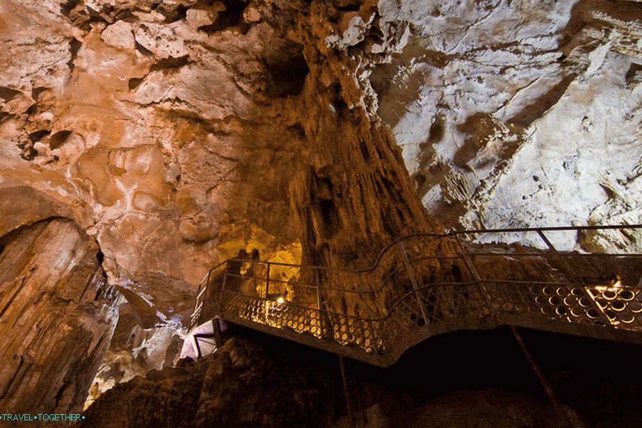 Emine Bair Khosar Cave