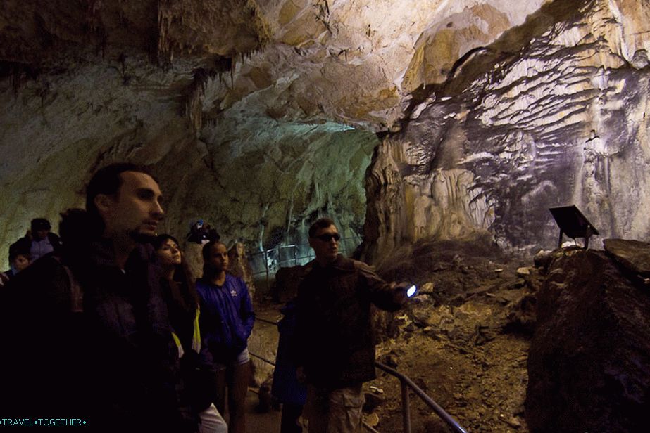 Our group is led by Neo. He did not take off his glasses, even in the dark.