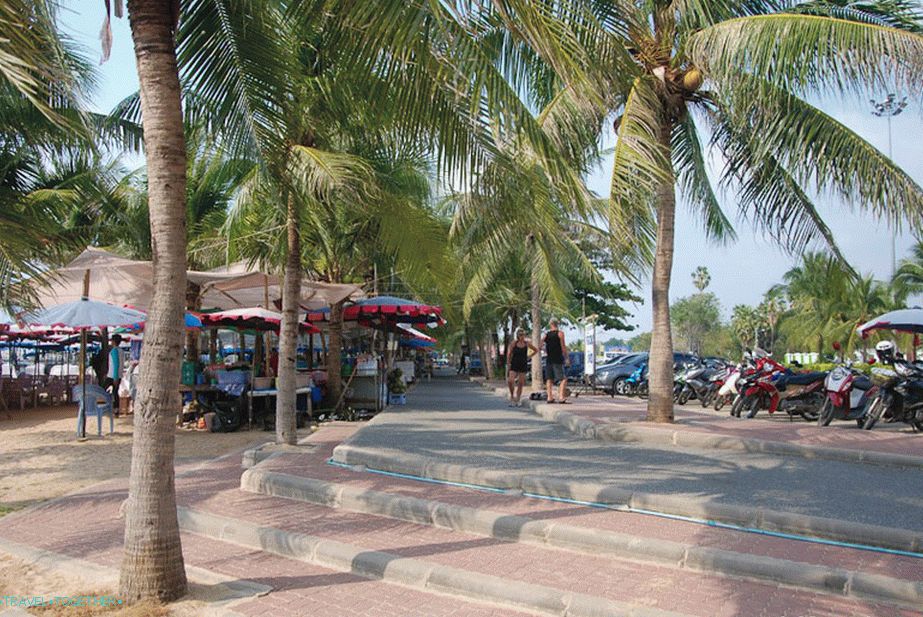 Beach access from the parking lot and palm lane