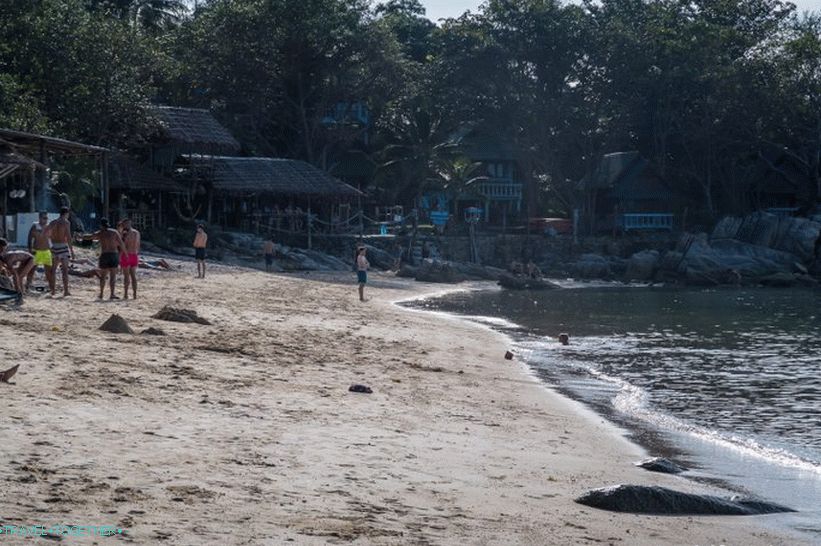 The sand is quite dense, almost not dented feet of tourists