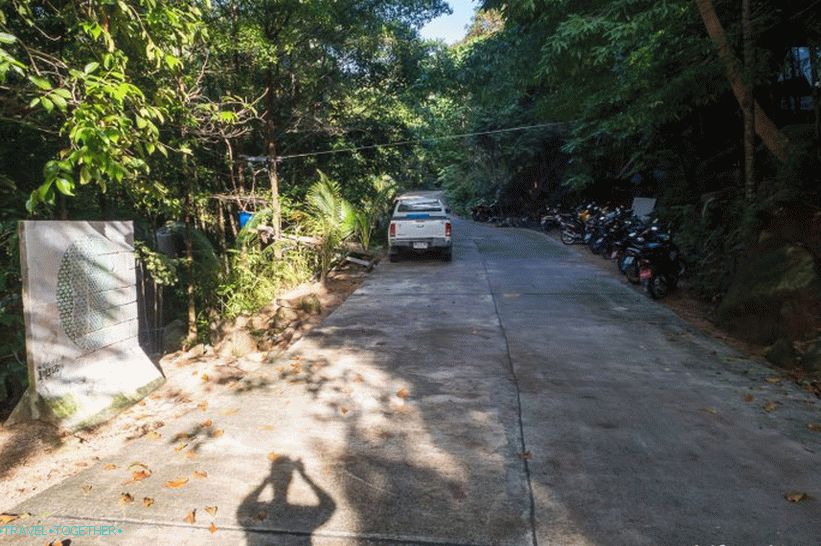 This is how the roadside parking on Haad Khoma looks like.