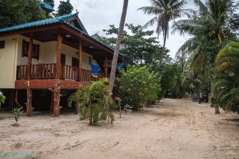 The path to the beach passes through the territory of the resort Wang Sai Resort