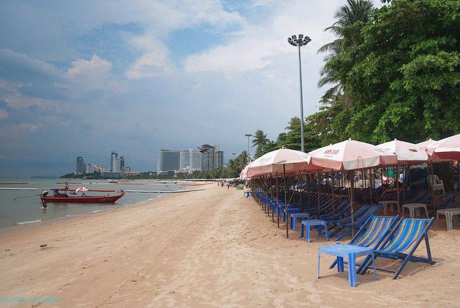 Pattaya Beach Beach at low tide