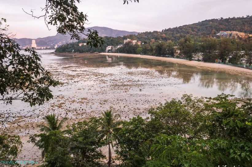 Tri Trang beach at low tide is not at all private