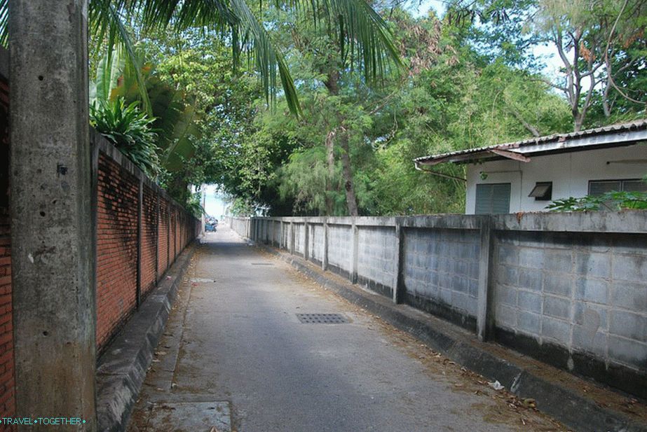 An inconspicuous street leading to the beach
