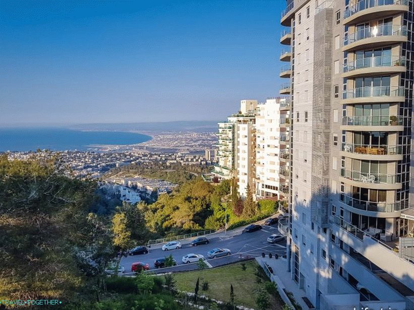 In the houses there is a view of the sea