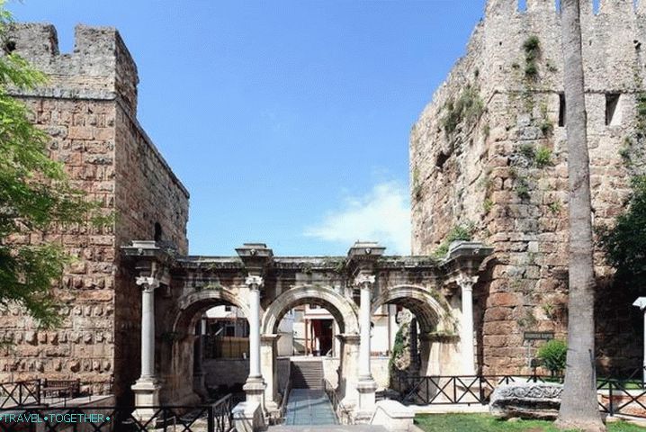 Weather in Antalya in October - the Residence of the Emperor Hadrian