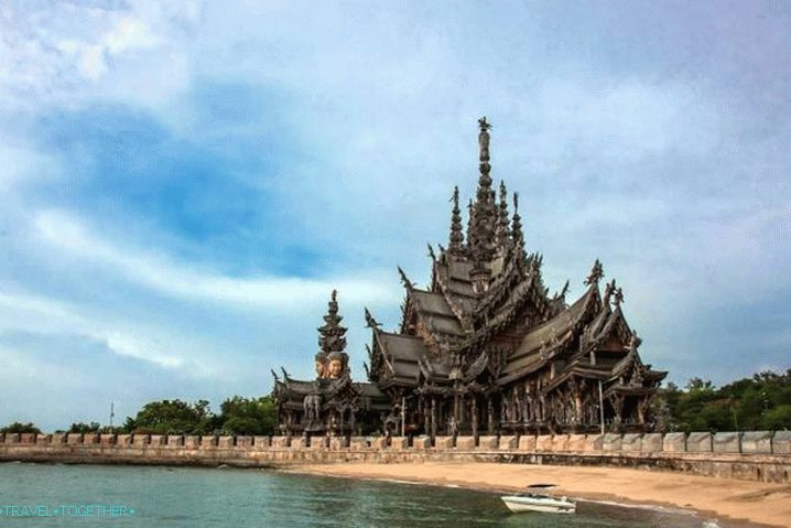 Weather in Pattaya in February, the Temple of Truth