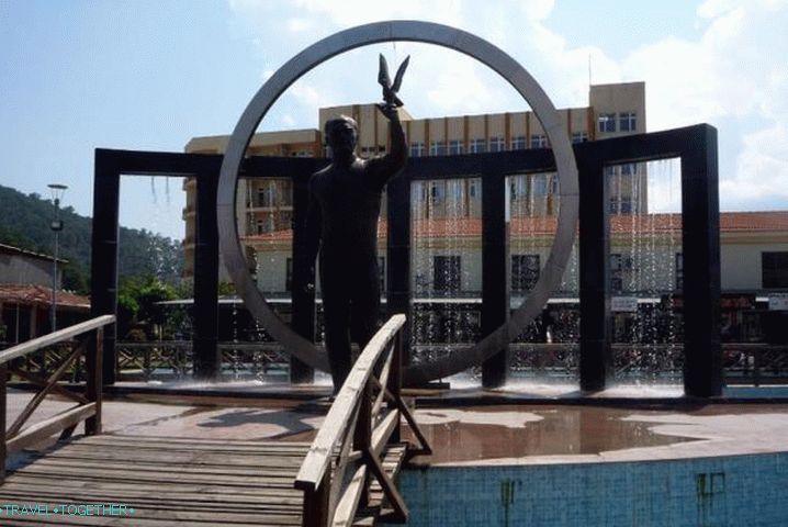 Weather in Kemer in March - a monument fountain in the central square
