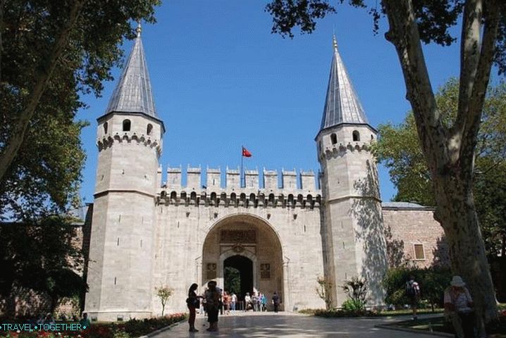 Weather in Istanbul in January - Topkapi Gate