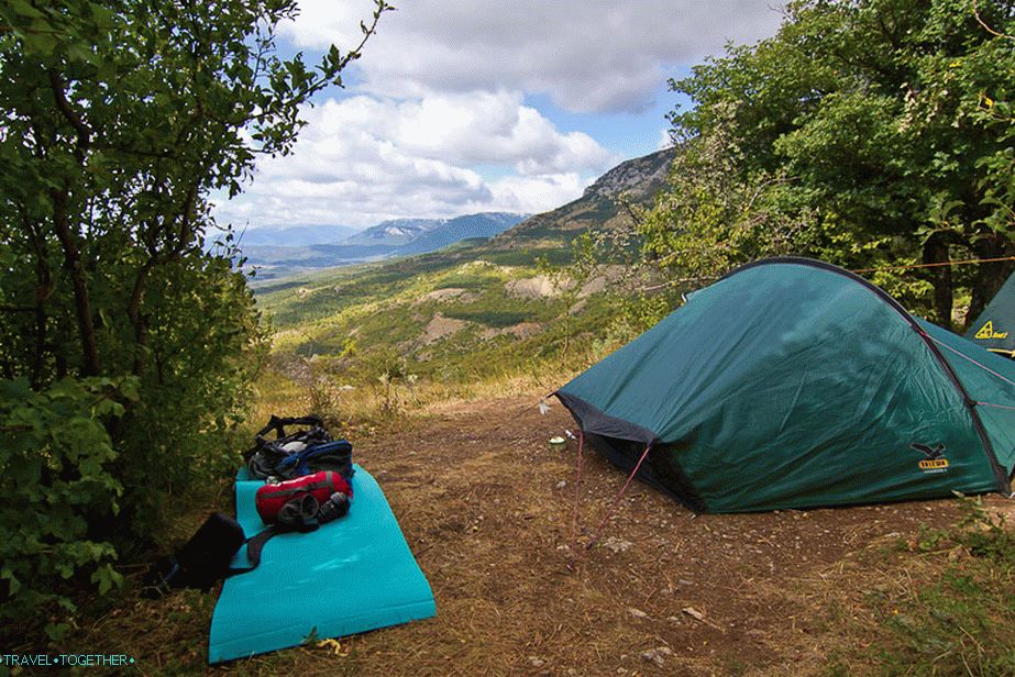 Chigenitra parking lot overlooking the mountains and the sea