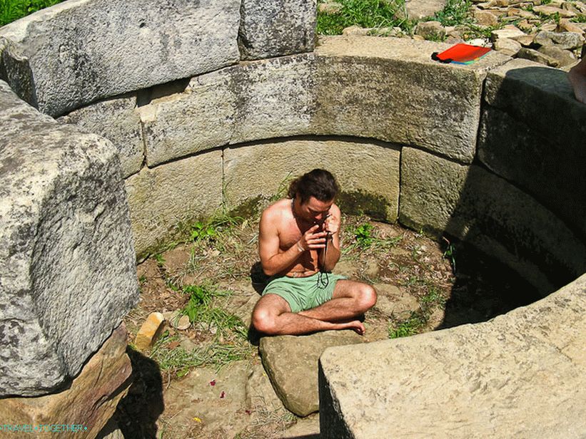 I sit on a vargan playing inside the dolmen