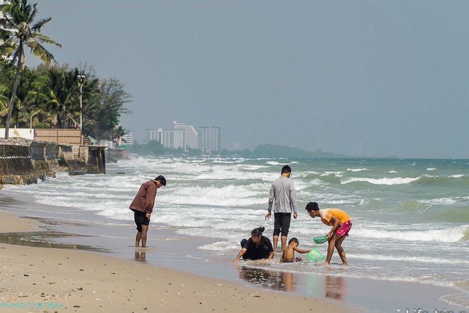 The beach near the huahinsky imigreeyshen