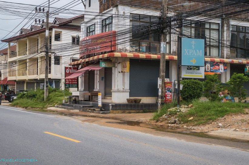 On the pole under the wires - a pointer. The photo was taken on the road from Lamai to Hua Thanon