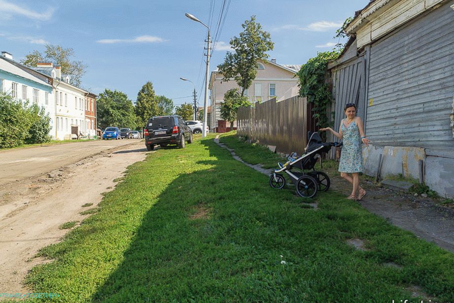 Sidewalks are not everywhere in Old Kolomna