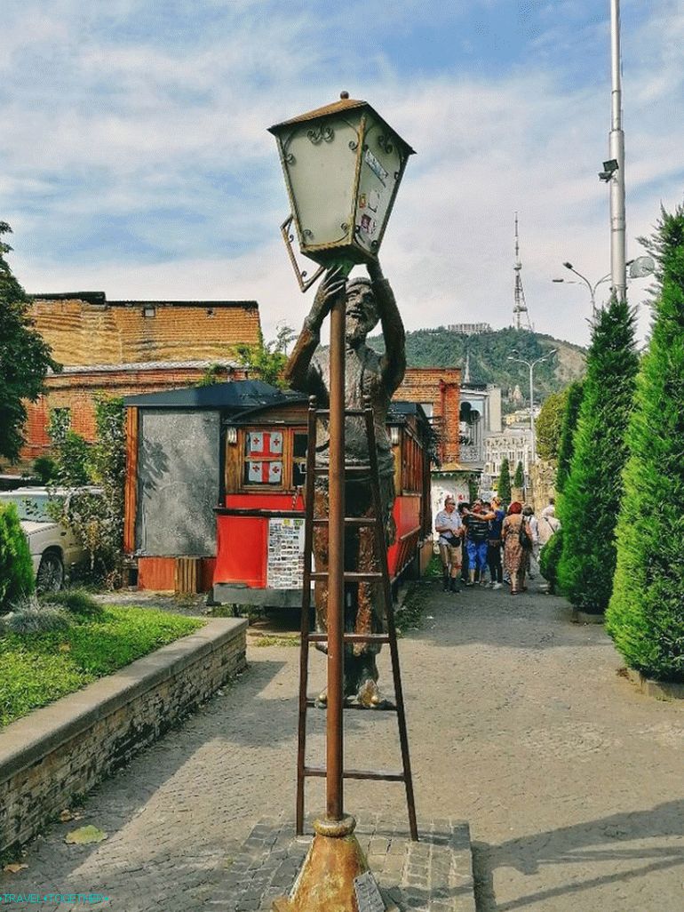 Monument to the lamplighter
