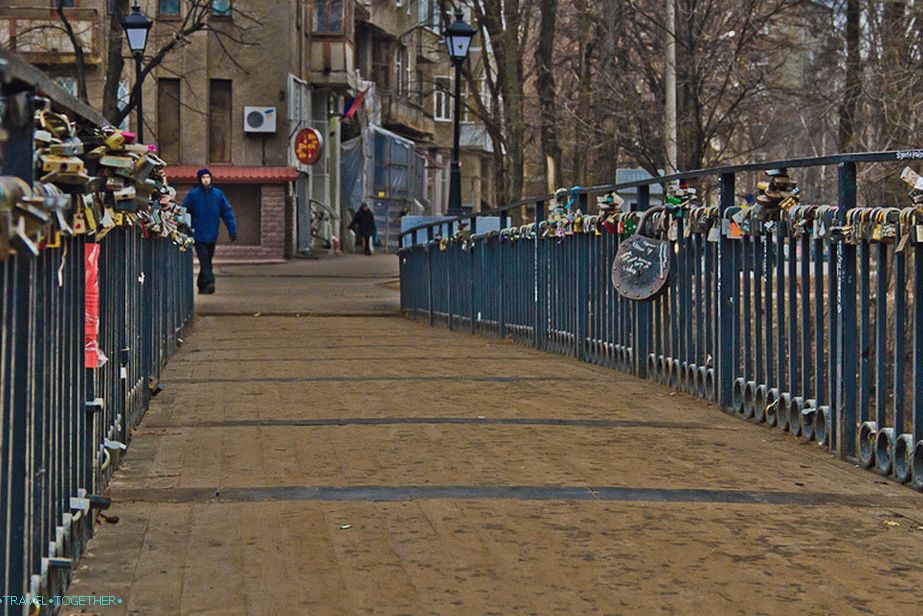 Hanging locks on the bridge has become a tradition in every country