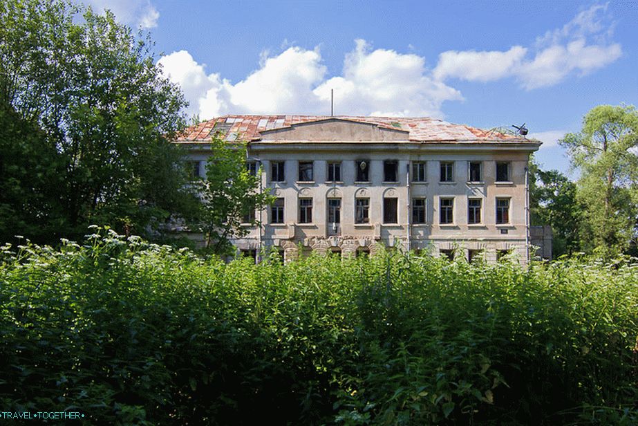 Manor Pushchino on the Oka through the nettle