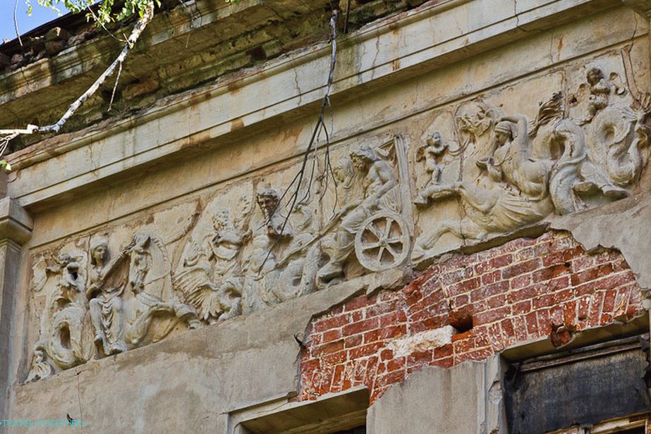 Remains of stucco on the facade