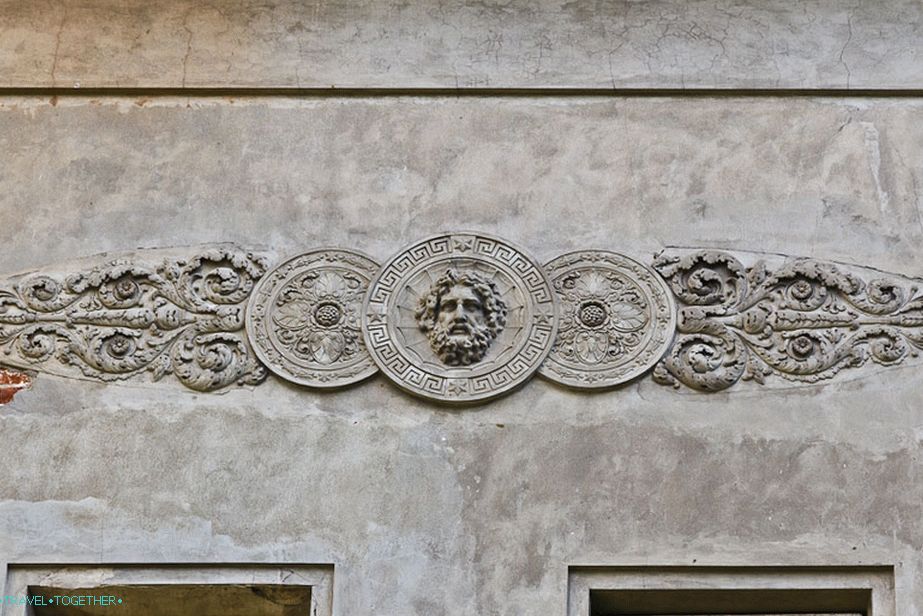 Remains of stucco on the facade