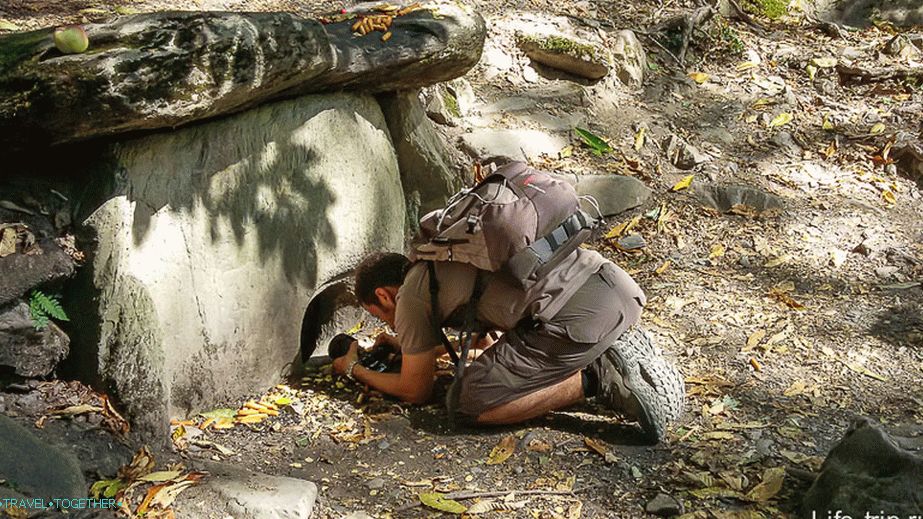 I take a picture of the dolmens from the inside