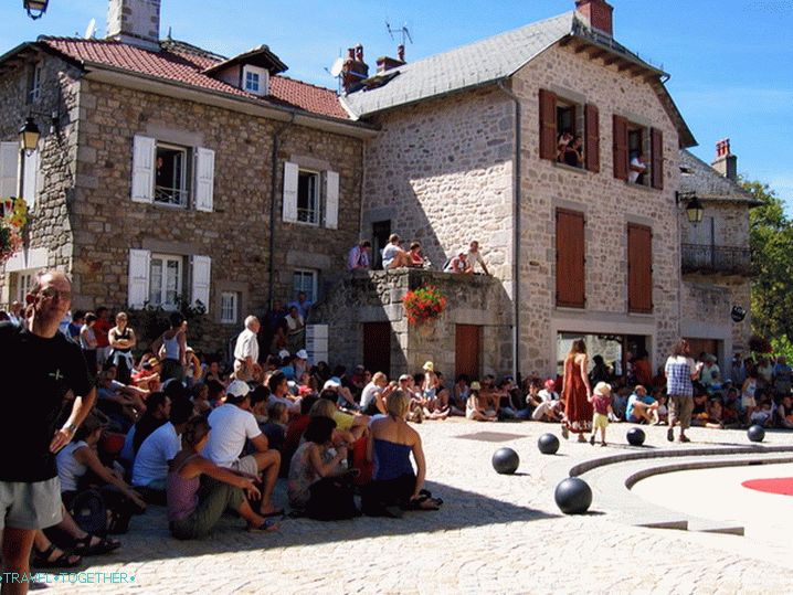 Volunteers' leisure time - a trip to the theater festival in the city of Marcoles.