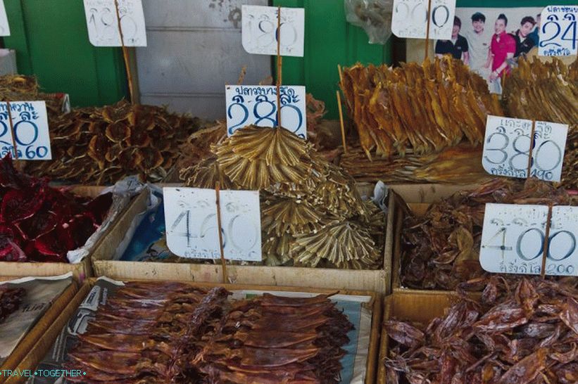 Near the Tha Tien pier fish market