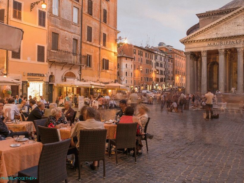 Street cafes at the Pantheon