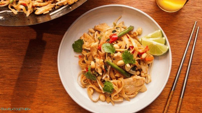 Rice Noodle Pad Thai with Chicken