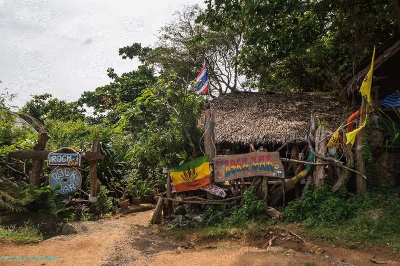 Entrance to the Rock Bar to the right of the rocks of Hin Ta Hin Yai