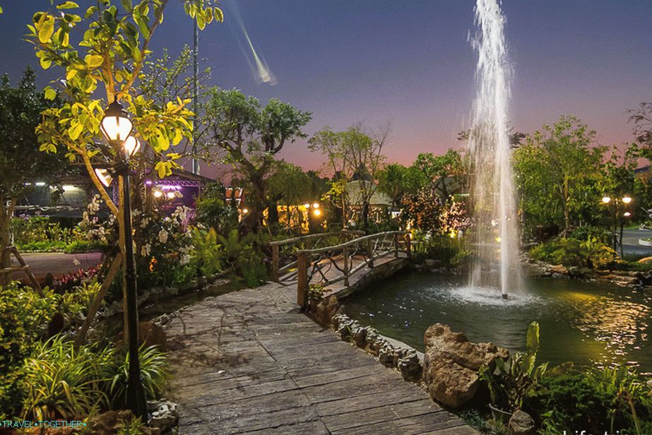 Royal Park Rajapruek in the evening