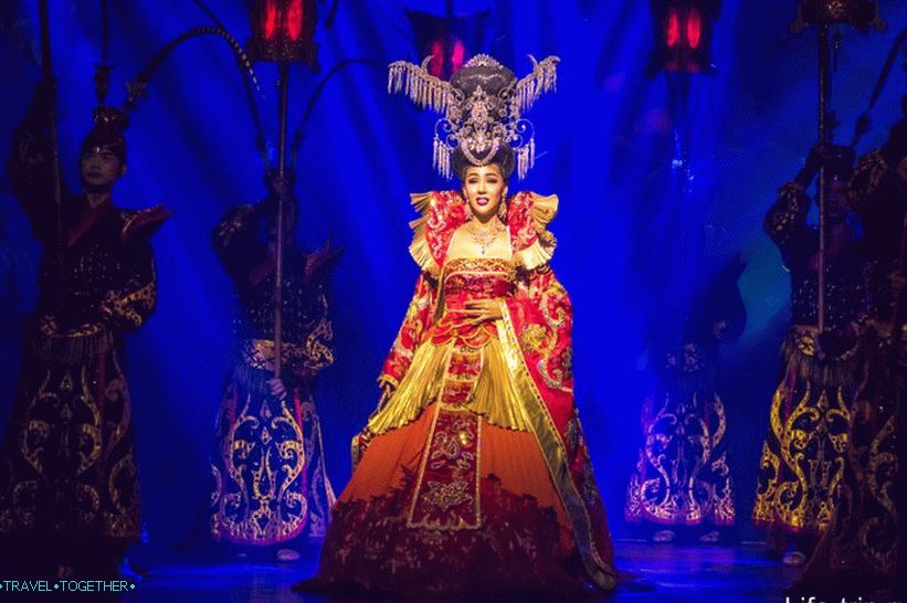 Show Alcazar in Pattaya - my review of the show transvestites