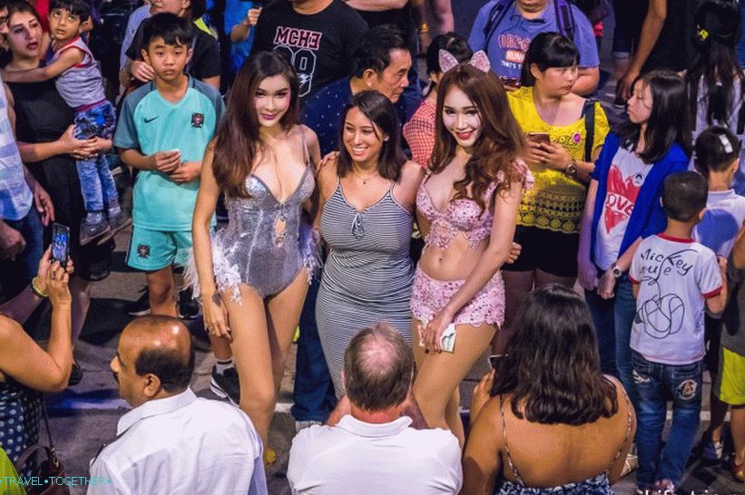 After the show, you can take a picture with the participants